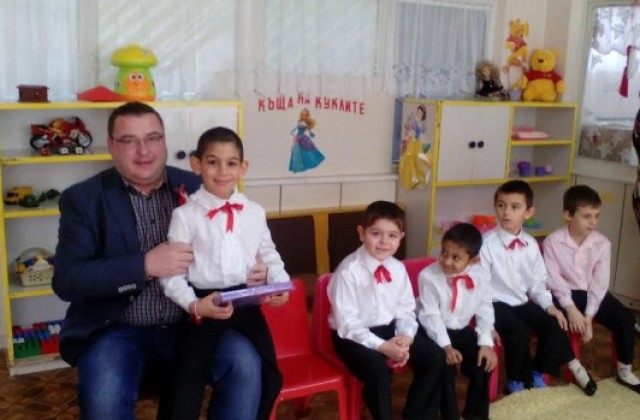 Кметът на Свищов подари мартеници на детските градини