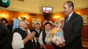 Хотнишките баби закичиха с мартеници депутатите в Народното събрание