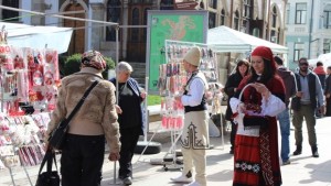 Младежи от ГЕРБ изненадаха габровци за деня на баба Марта