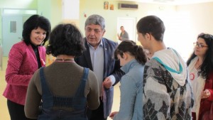 Бизнесмен дари деца с увреждания