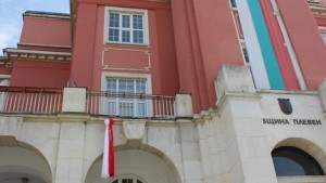 Двуметрова мартеница изработена от плевенски деца украси сградата на общината