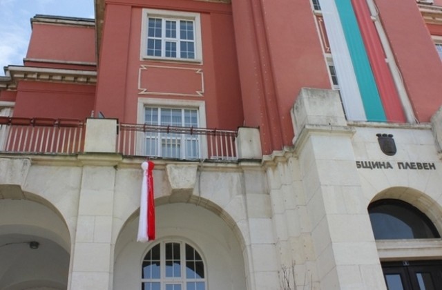 Двуметрова мартеница, изработена от плевенски деца украси сградата на общината