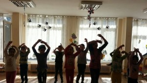 Млади възрожденци от НУ Христо Ботев зарадваха децата в дом