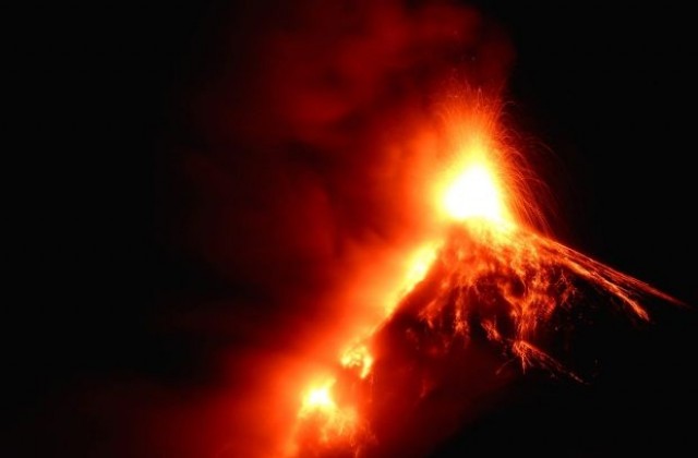 Вулканът Фуего хвърля 5 метра пепел
