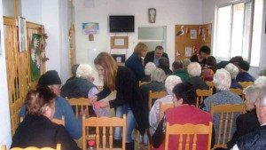 Зарадваха възрастни хора и деца за Баба Марта