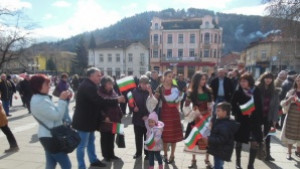 Венци цветя и трибагреници за 3 март в Кюстендил