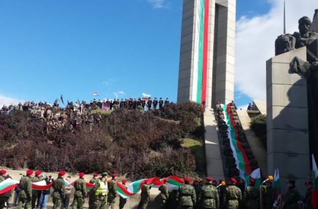 300-метров трибагреник повежда шествието, Епизод с концерт пред общината