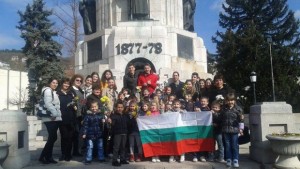 Малки патриоти положиха цветя пред паметника Майка България