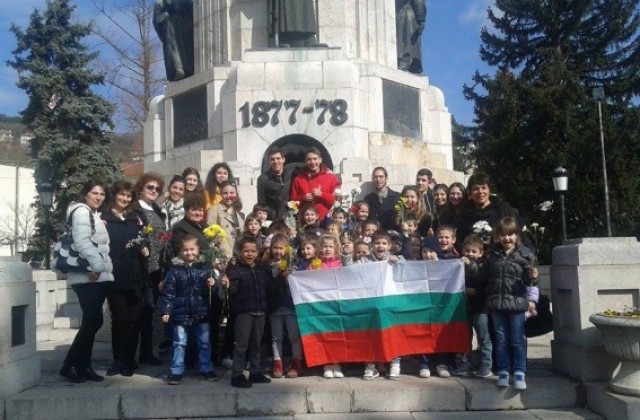 Малки патриоти положиха цветя пред паметника “Майка България”