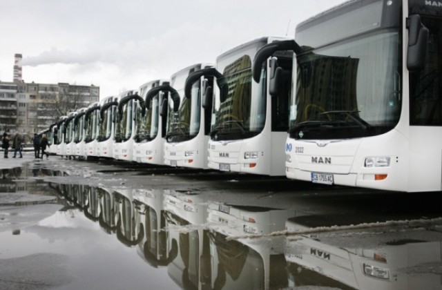 Градският транспорт с празничен график, пускат допълнително коли за Задушница