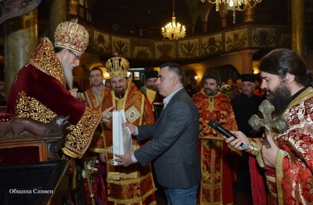 Поздравления за митрополит Иоаникий  от кмета Стефан Радев и председателя на Общинския съвет Димитър Митев