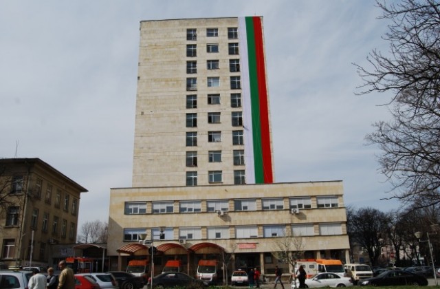 Поставиха 33-метрово знаме на шуменската болница