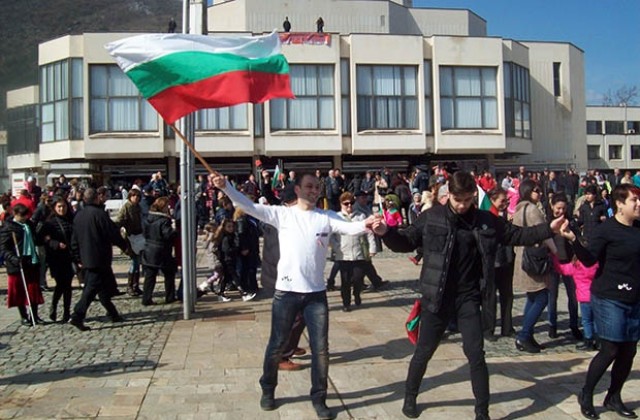 Кръшно хоро се изви на площада
