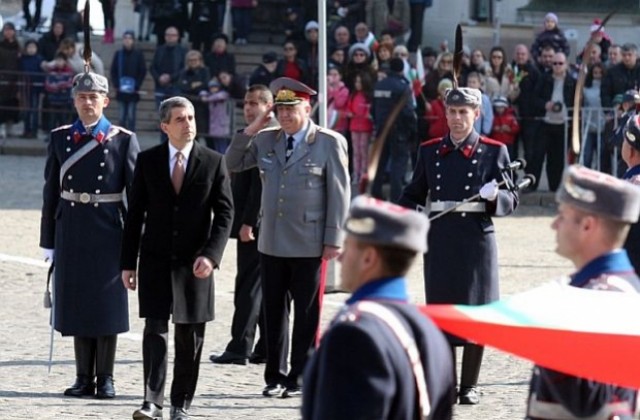 Тържествено издигнаха националното знаме в София