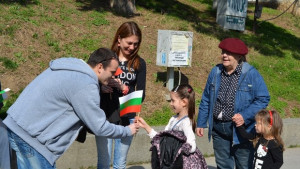 Националния трибагреник подаряваха на великотърновци младите социалисти