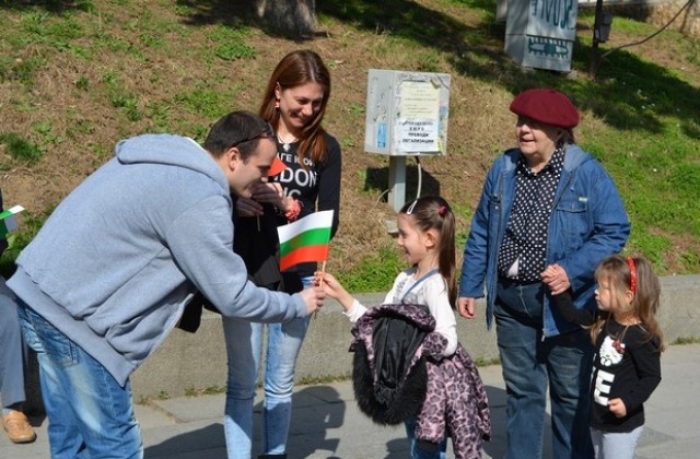 Националния трибагреник подаряваха на великотърновци младите социалисти