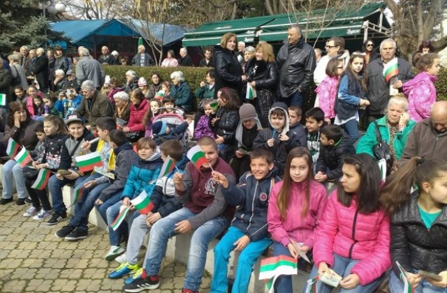 Българският дух в кюстендилци се събужда, стотици на националния празник