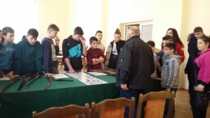 Ученици разгледаха изложба на оръжия от Рускотурската освободителна война