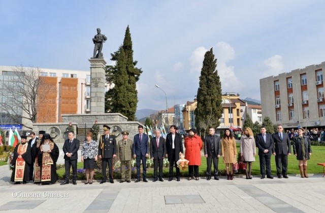 Стотици граждани на Сливен празнуваха 3 март пред паметника на Хаджи Димитър и сливенските възрожденци