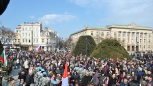 Стотици русенци отбелязаха 3 март пред Паметника на Свободата СНИМКИ