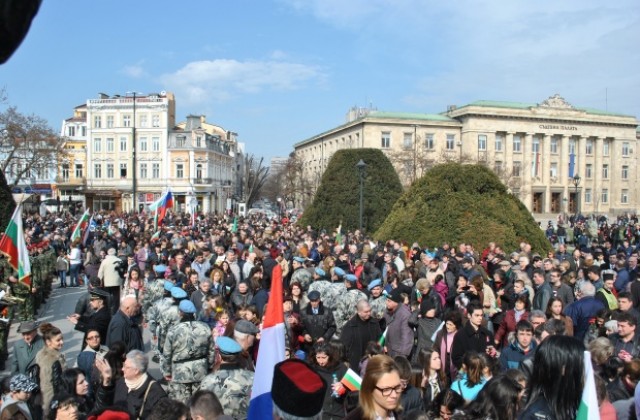 Стотици русенци отбелязаха 3 март пред Паметника на Свободата (СНИМКИ)