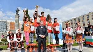 Кметът Стефан Радев награди победителите в традиционната летоатлетическа щафета Освободител