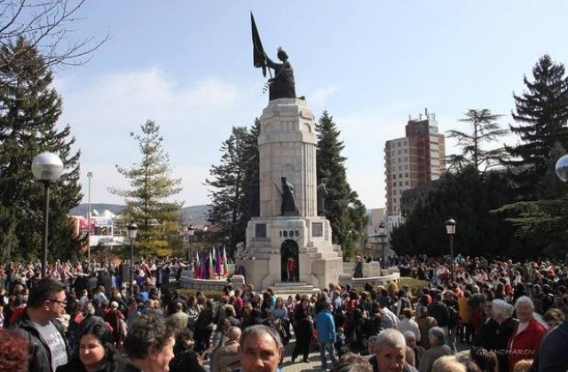 Стотици великотърновци почетоха 138-годишнината от Освобождението
