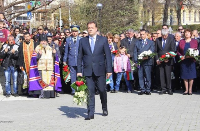 Великотърновци и кметът Даниел Панов се поклониха пред героите на Освобождението