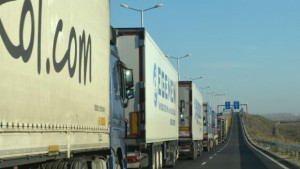 Утре ограничават движението на камионите над 12 тона