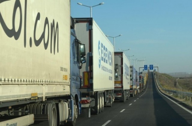 Ограничават движението на камионите над 12 тона