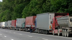 Заради засиления трафик ограничават движението на камиони