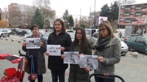Пазарджишки майки протестират с Цвете на асфалта в Деня на