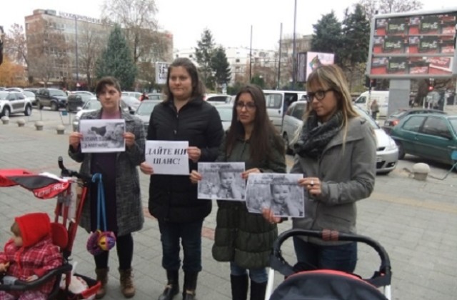 Пазарджишки майки протестират с Цвете на асфалта в Деня на жената