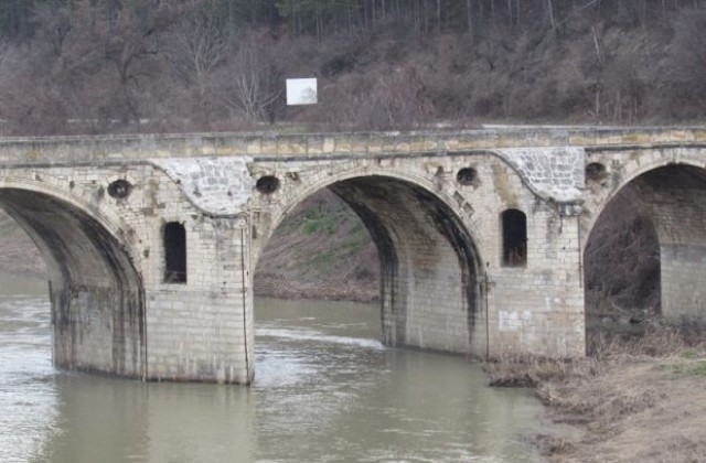 Мостът на Колю Фичето край Бяла се руши (СНИМКИ)
