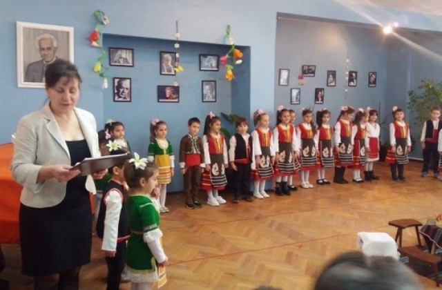 Децата от група „Джудже към ОДЗ „Славейче със спектакъл за 8 март