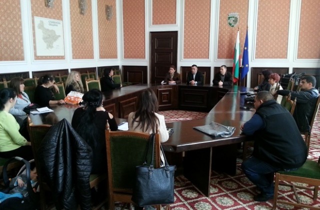 Близки на деца и възрастни с увреждания потърсиха съдействие от кмета на Сливен Стефан Радев