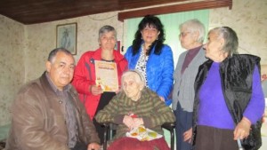 Лясковският кмет зарадва с торта столетница от Драгижево