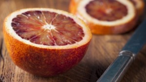 Конфискуваха 60 кг цитрусови плодове и 6 кг кашкавал с