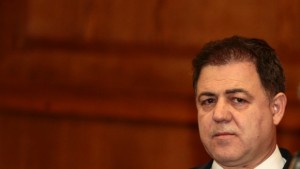 Военният министър спира обществени поръчки за десетки милиони