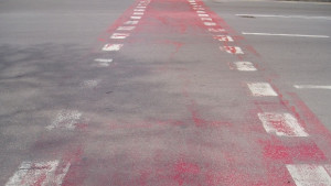 Шофьор мина на червено и помете дете на пешеходна пътека