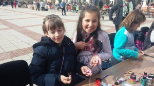 Деца правиха картички и бижута за своите майки