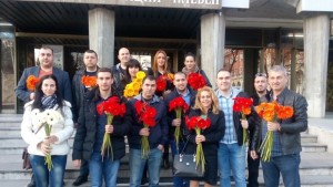 С 400 гербера младежи от ГЕРБ зарадваха дами в област