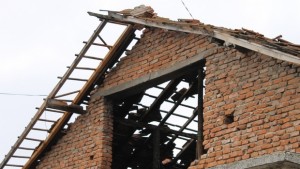 Описват щетите от торнадото в димитровградския кв Изток
