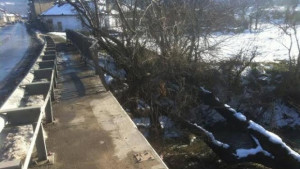 Със съдействието на общински съветник обезопасиха пешеходен мост в Самоводене