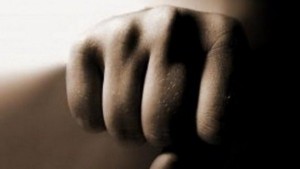 Глобиха с 300 лева хулиган от Дългопол забил юмрук в