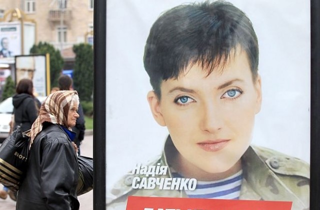 Украинката Савченко размаха среден пръст в съдебната зала в Русия