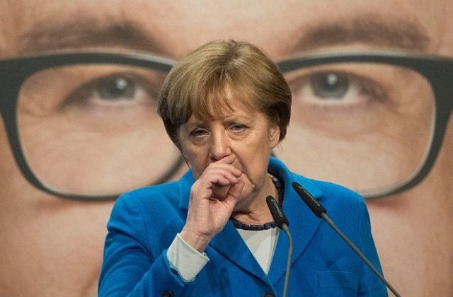 Меркел: Затварянето на балканския маршрут не решава проблема