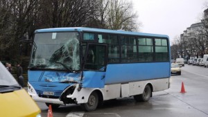 Камион удари автобус от градския транспорт в Шумен