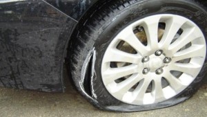 Срязаха гумите на 2 коли в Сливен