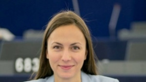 Евродепутатът Ева Паунова учи децата от Младежкия на креативност